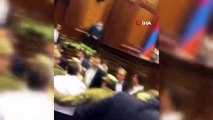 Ermenistan'da parlamento karıştı! Milletvekiline su şişesi fırlatıldı