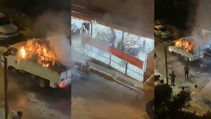 Rahatlıkları pes dedirtti: Araç yandı, onlar okeyi bırakmadı