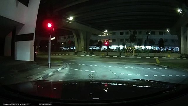 SBS BUS BEATS RED LIGHT ALONG KEPPEL ROAD, LUCKY NO VEHICLES