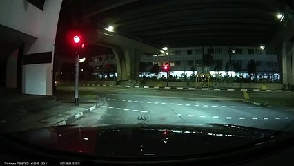 SBS BUS BEATS RED LIGHT ALONG KEPPEL ROAD, LUCKY NO VEHICLES