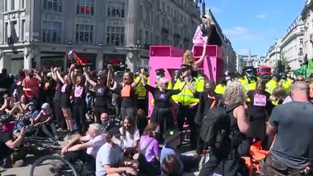 Londra paralizzata dalla protesta degli ambientalisti di Extinction Rebellion
