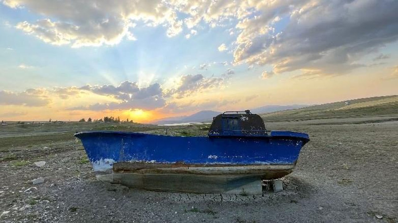 Kuraklık barajı vurdu, tekneler karaya oturdu