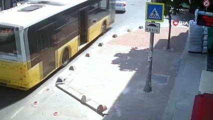 Kadın seyir halindeki otobüsten böyle düştü