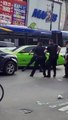 Un conducteur d'une Mercedes verte cartonne toutes les voitures pour fuir la police