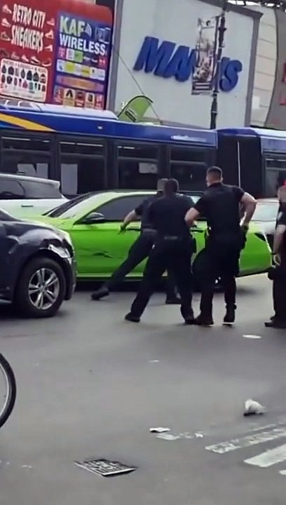 Un conducteur d'une Mercedes verte cartonne toutes les voitures pour fuir la police