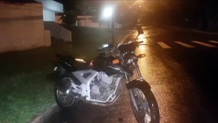 Motocicleta com farol quebrado "deixada" em frente da 1ª Cia da Polícia Militar gera estranheza