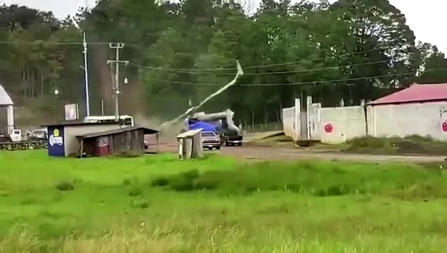 Elicottero militare precipita in diretta video, è accaduto in Messico