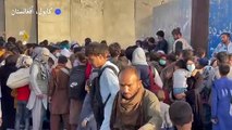 أفغان أمام مطار كابول ينتظرون فرصة مغادرة البلاد