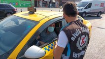 EMİNÖNÜ'NDE SİVİL POLİSLER YOLCU GİBİ TAKSİLERE BİNDİ; KURALLARA UYMAYANLARA CEZA KESİLDİ