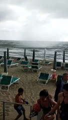 Descargar video: Tor San Lorenzo | Ardea | Tromba d'aria sulla spiaggia