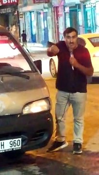Zamlara isyan eden vatandaş eline mikrofon alıp sokağa indi ve...