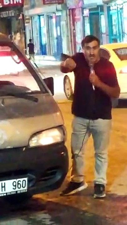 Zamlara isyan eden vatandaş eline mikrofon alıp sokağa indi ve...