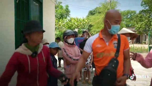 Xin gạo mà không đến lượt, người phụ nữ khóc khi MTQ cho 2 triệu