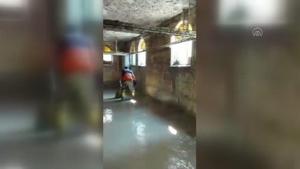 Selin ardından el birliğiyle temizlenen cami hizmete hazır