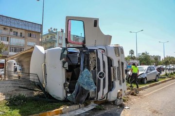 KUM YÜKLÜ KAMYON, OTOMOBİLE ÇARPIP DEVRİLDİ