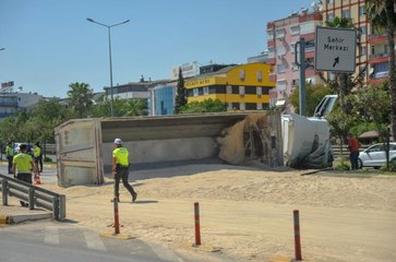 Kum yüklü kamyon otomobile çarparak devrildi: 2 yaralı