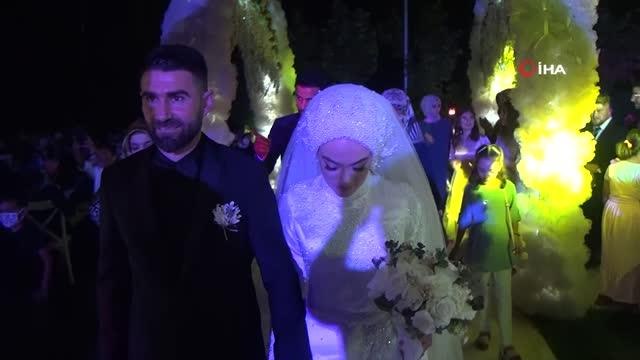 Düğünde gülümseten şaka...Damadın 'evet' dediği sırada arkadaşları 'Son pişmanlık neye yarar' şarkısını açtı