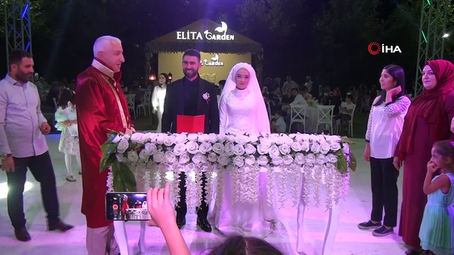 Düğünde gülümseten şaka...Damadın 'evet' dediği sırada arkadaşları 'Son pişmanlık neye yarar' şarkısını açtı