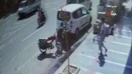 Yola doğru hareket eden bebek arabasını yakalayan market çalışanı o anları anlattı