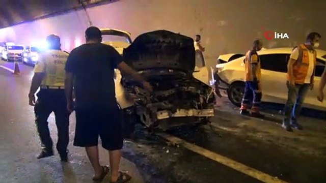 TEM'deki kazada can pazarı: Yanan araçtan son anda kurtuldular