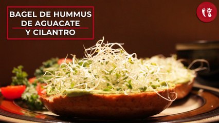 Download Video: Bagel de hummus de aguacate y cilantro con germinado de alfalfa | Receta para el desayuno | Directo al Paladar México