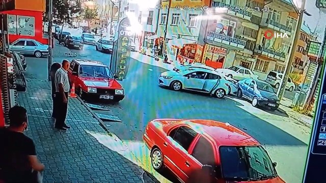 Üç aracın karıştığı kaza güvenlik kamerasında