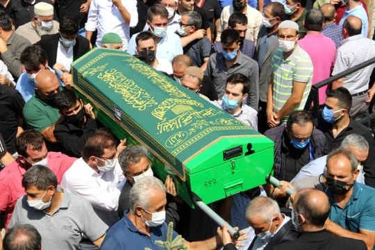 Balkondan düşerek hayatını kaybeden emekli öğretmen son yolculuğuna uğurlandı