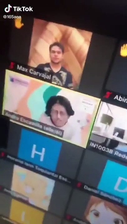 Joven rompe en llanto luego de que le dijeran 'compañera' y ni 'compañere'