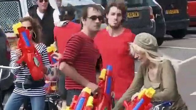 Un pont s'ouvre et deux équipes s'affrontent avec des NERF