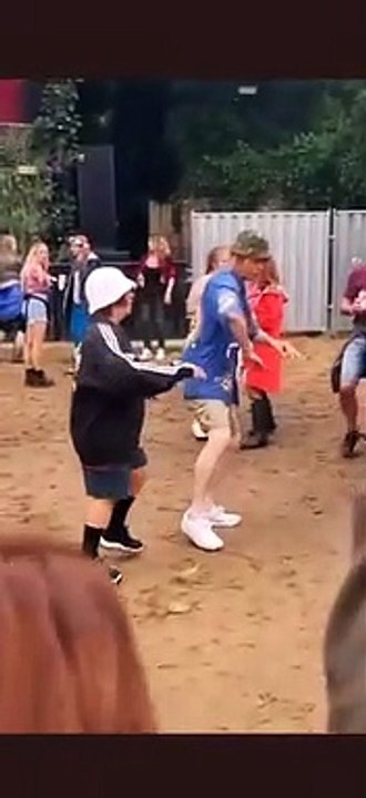 Quand papy et mamie se retrouvent à une Rave Party