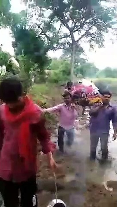 विकास की खुली पोल : कागजों पर करोड़ों खर्च, फिर भी 1 फीट गहरी कीचड़ से गुजरकर ले जानी पड़ती है अर्थी