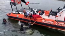 فيديو | خفر السواحل الإيطالي ينقذ دلفينا رضيعا من موت محتم
