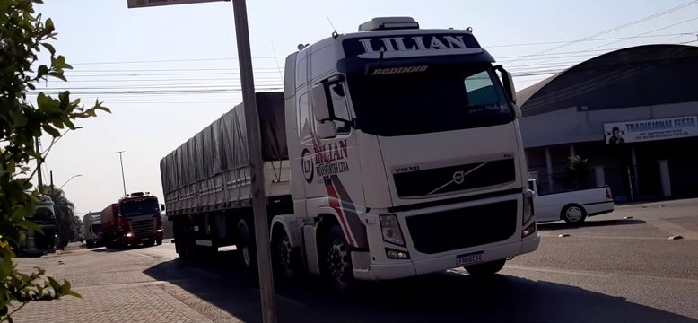 VOLVO FH 460 8X2 GLOBETROTTER BRANCO CARRETA FACCHINI GRANELEIRO 7 EIXOS LILIAN TRANSPORTES LTDA