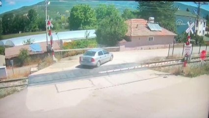 Otomobil sürücüsü trenin altında kalmaktan son anda kurtuldu