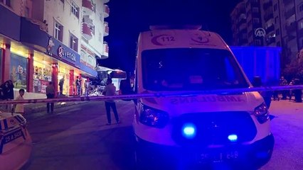 Park halindeyken freni boşalan yolcu otobüsü markete çarparak durdu