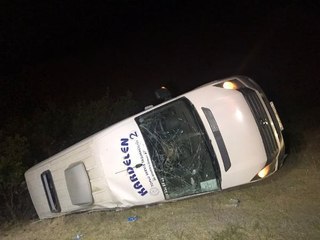 Son dakika haberi! MALAZGİRT KUTLAMALARINDA GÖREV YAPAN POLİSLERİ TAŞIYAN MİNİBÜS KAZA YAPTI 15 YARALI