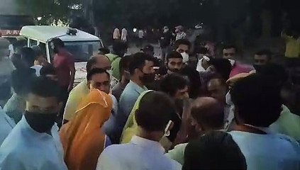 अण्डे के ठेले को लेकर विरोध, लोगों ने रास्ता रोका