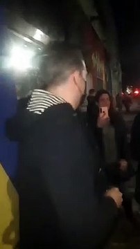 Un grupo antivacunas increpó a José María Listorti a la salida del canal