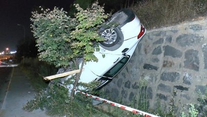 Son dakika haberi! BAĞCILAR'DA KAZA YAPAN OTOMOBİL DUVARDA DİK DURDU