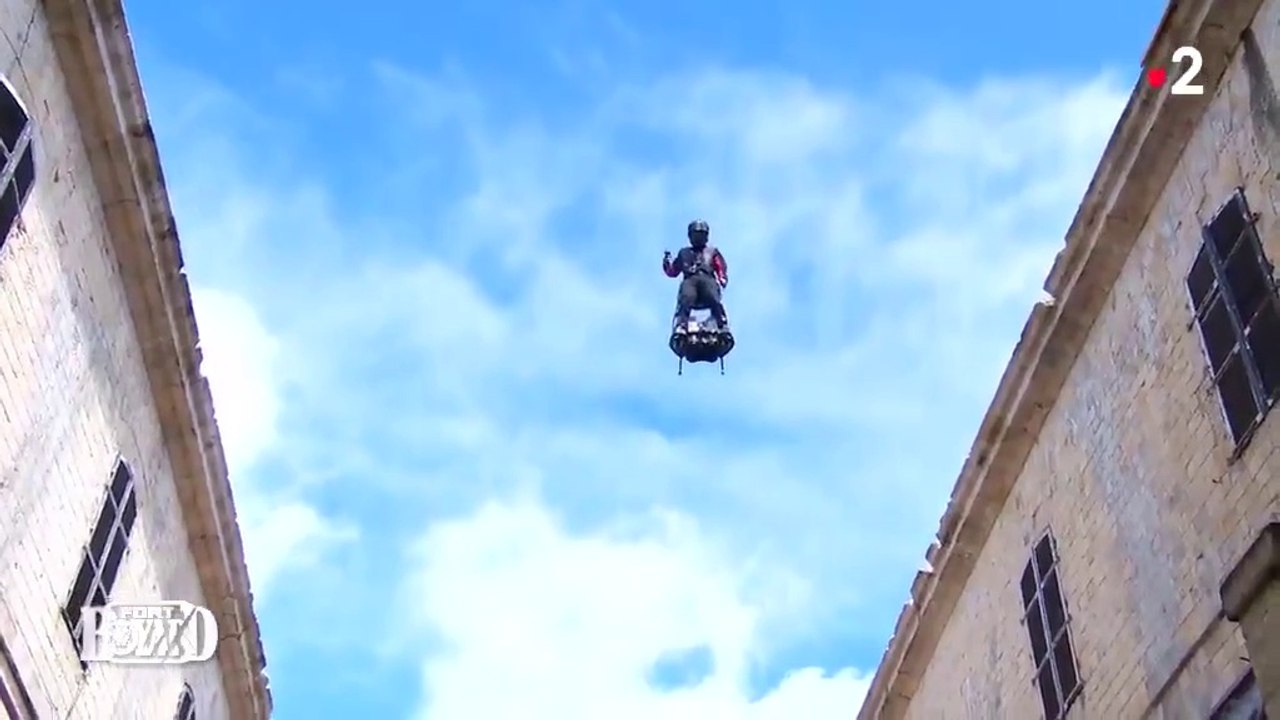 Fort Boyard 2021 : extrait de Franky Zapata arrivant à Fort Boyard en Flyboard  (28 août 2021)