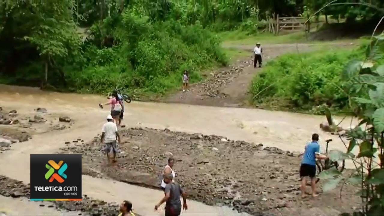 Vecinos cruzan río caminando y arriesgan su vid...
