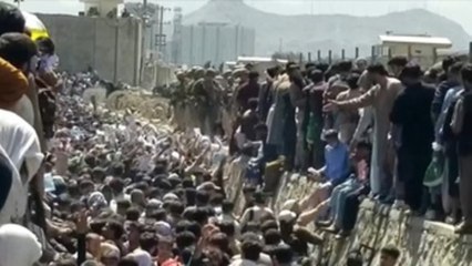 Más de 60 muertos tras el doble atentado en el aeropuerto de Kabul