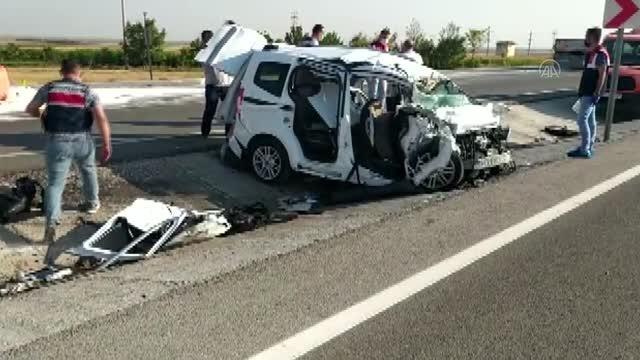 Tır ile kamyonetin çarpışması sonucu 6 kişi öldü, 2 kişi yaralandı