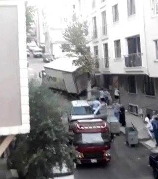 Bursa'da freni patlayan kamyon 3 aracı biçtikten sonra evin duvarına çarptı