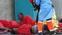 Rescatados en Gran Canaria 56 inmigrantes en una patera a la deriva