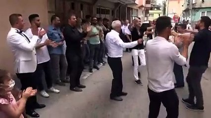 Bursa'da düğünde oynayan teyzeyi görenler şaştı kaldı