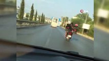Trafikte akıl almaz görüntü...Motosiklet sürücüsü baba, iki çocuğunu böyle taşıdı