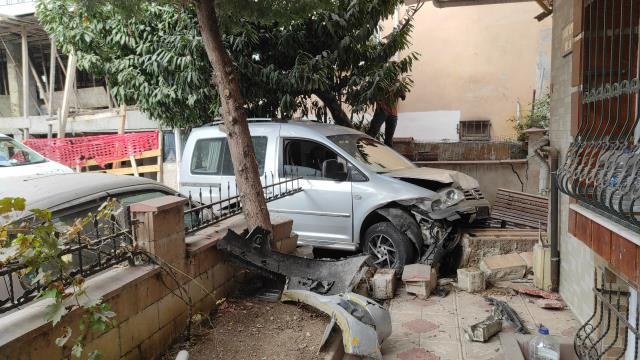Kızlarıyla gezintiye çıkan baba direksiyon hakimiyetini kaybedince kullandığı otomobil apartmanın bahçesine girdi
