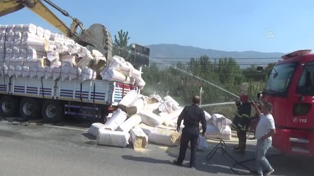 Seyir halindeyken tırdaki saman balyaları yandı