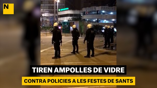 Tiren ampolles de vidre contra policies a les festes de Sants